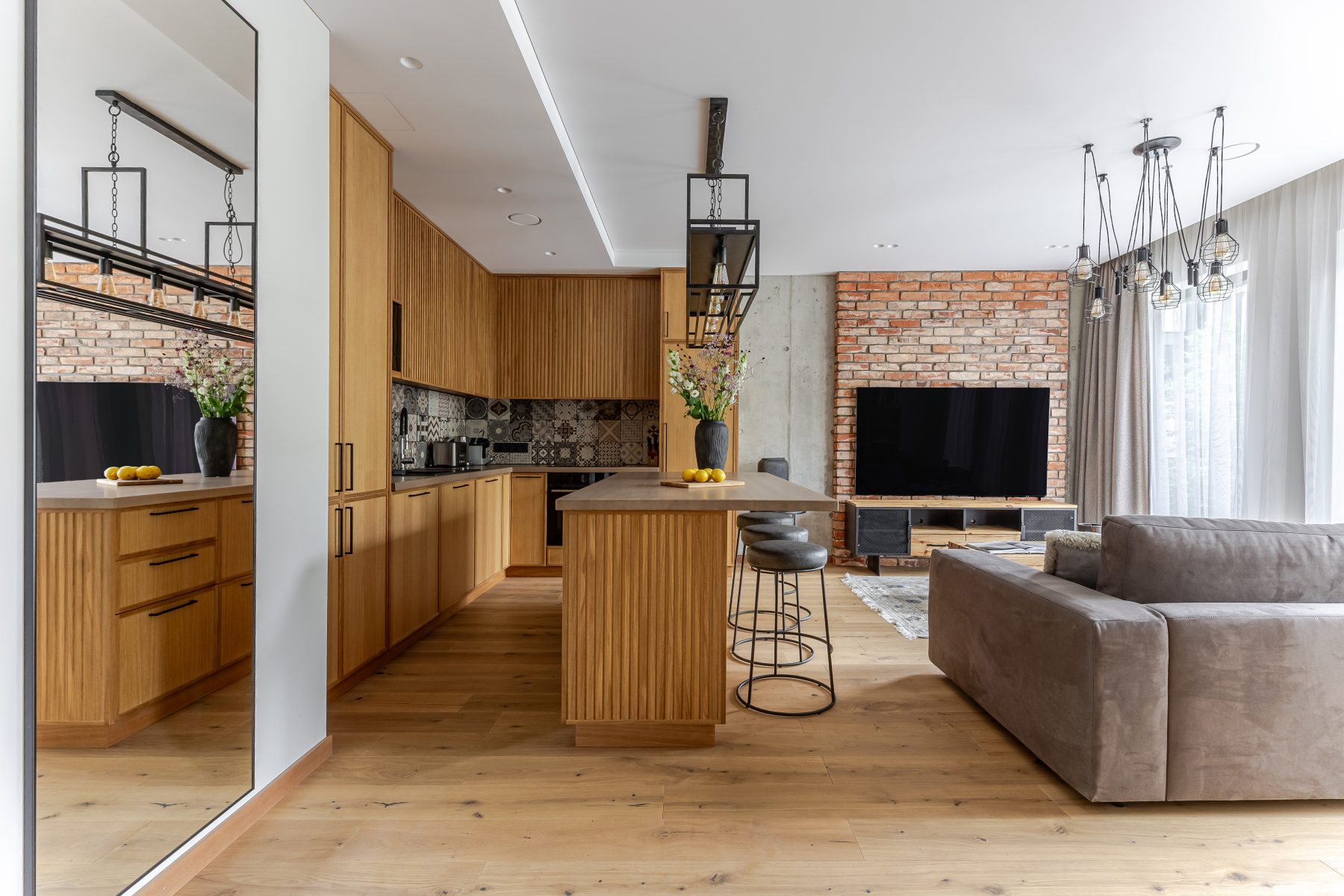 Šviesi svetainė su minkštais baldais ir medžio apdaila