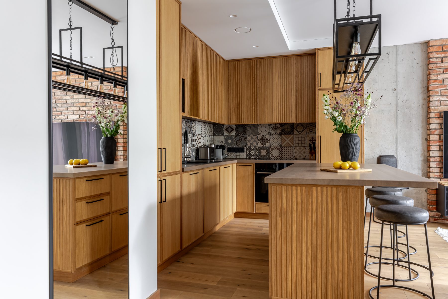 Virtuvė su medžio apdaila ir pilnai integruota technika