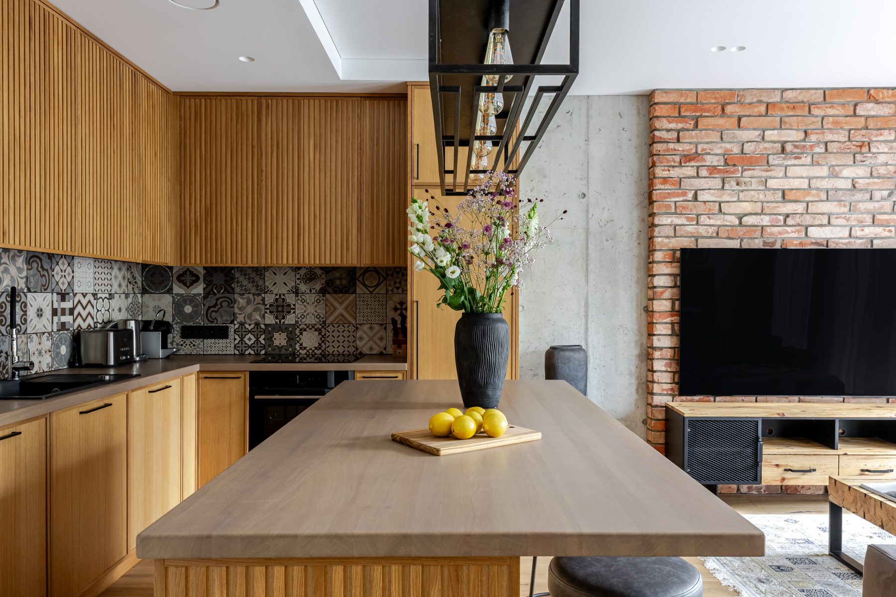 Virtuvė su medžio apdaila ir pilnai integruota technika