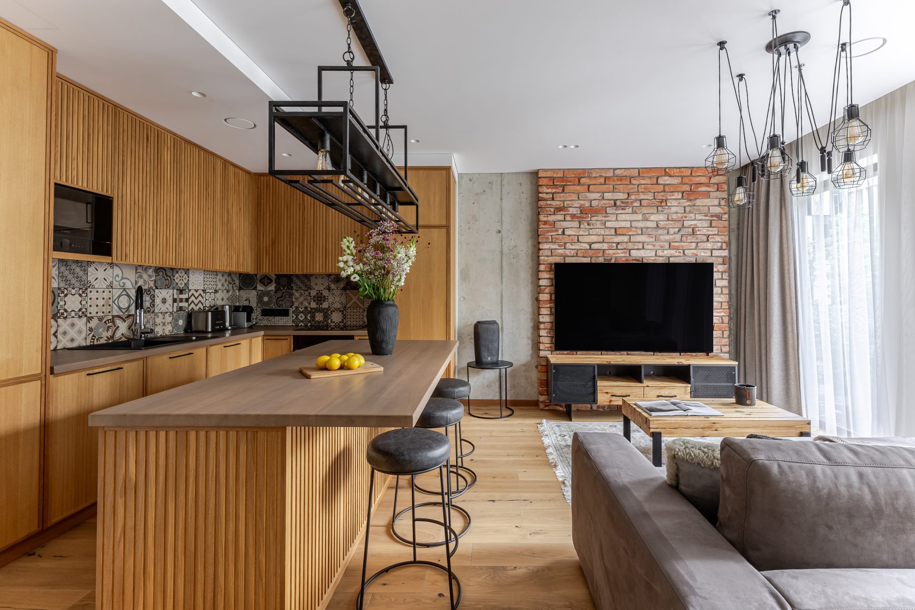 Virtuvė su medžio apdaila ir pilnai integruota technika