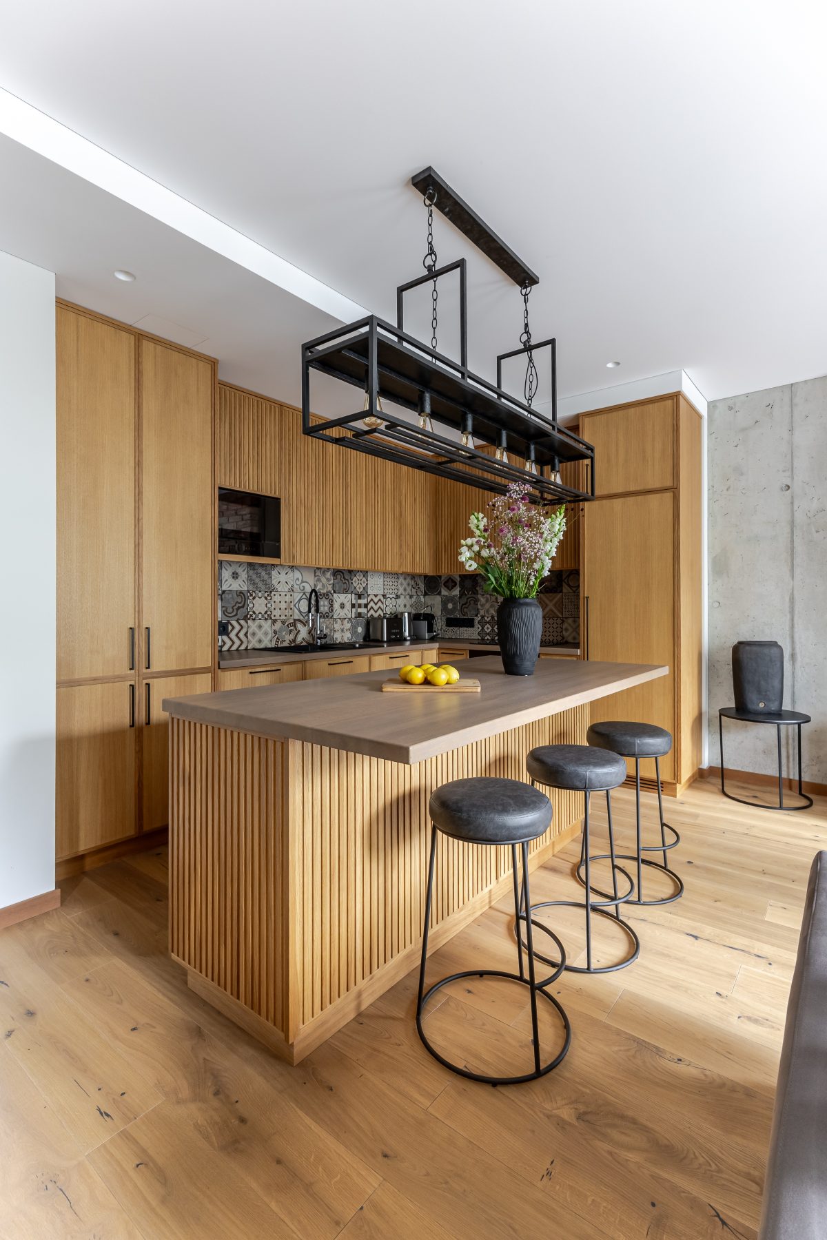 Virtuvė su medžio apdaila ir pilnai integruota technika