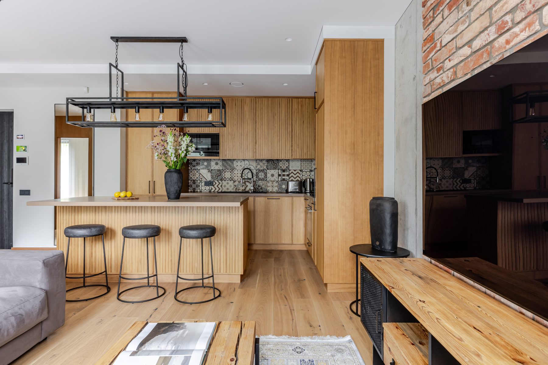 Virtuvė su medžio apdaila ir pilnai integruota technika