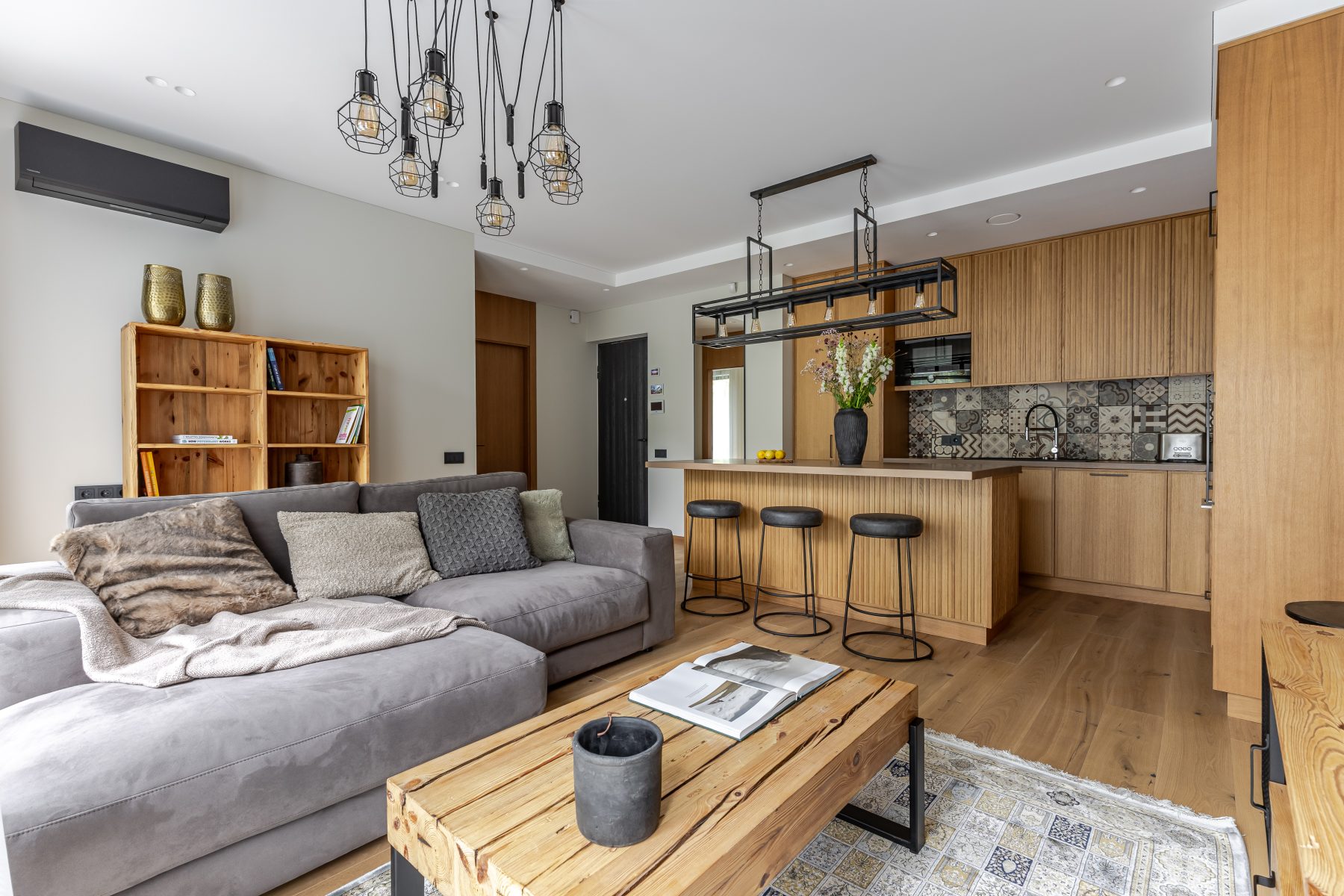 Moderni svetainė su dizaino baldais ir jaukia atmosfera