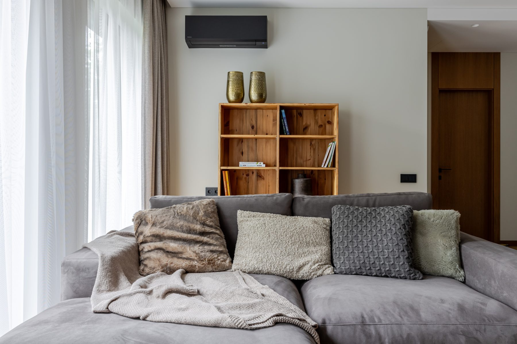 Moderni svetainė su dizaino baldais ir jaukia atmosfera