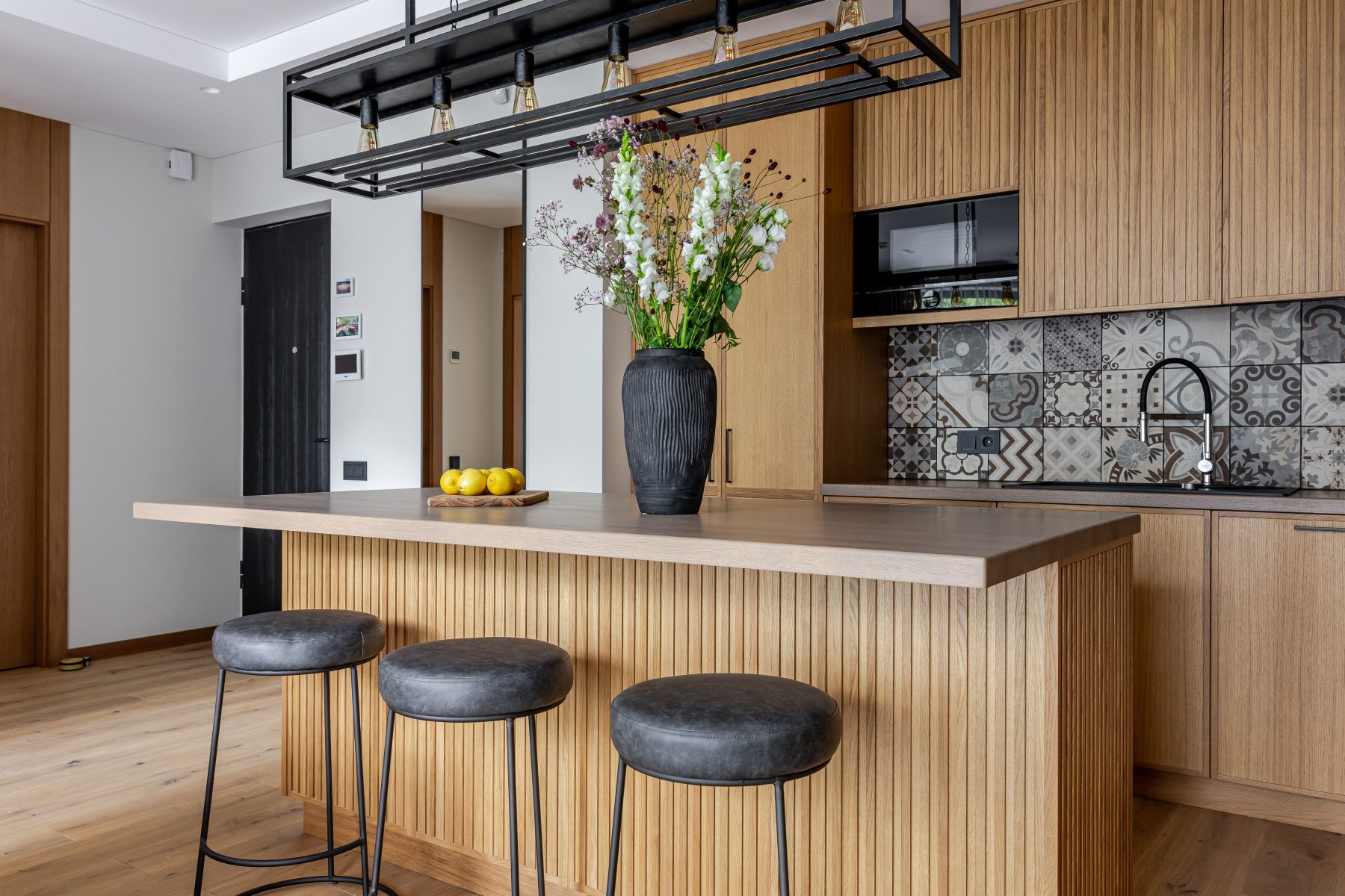 Virtuvė su medžio apdaila ir pilnai integruota technika