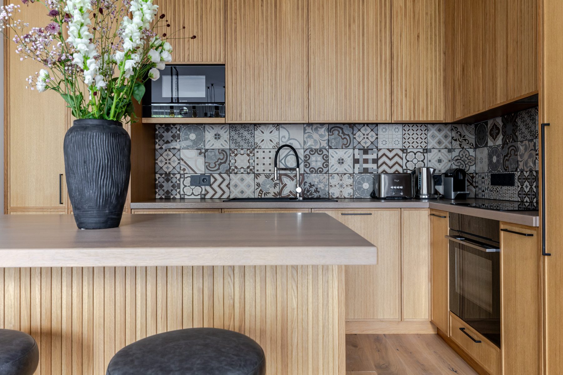 Virtuvė su medžio apdaila ir pilnai integruota technika