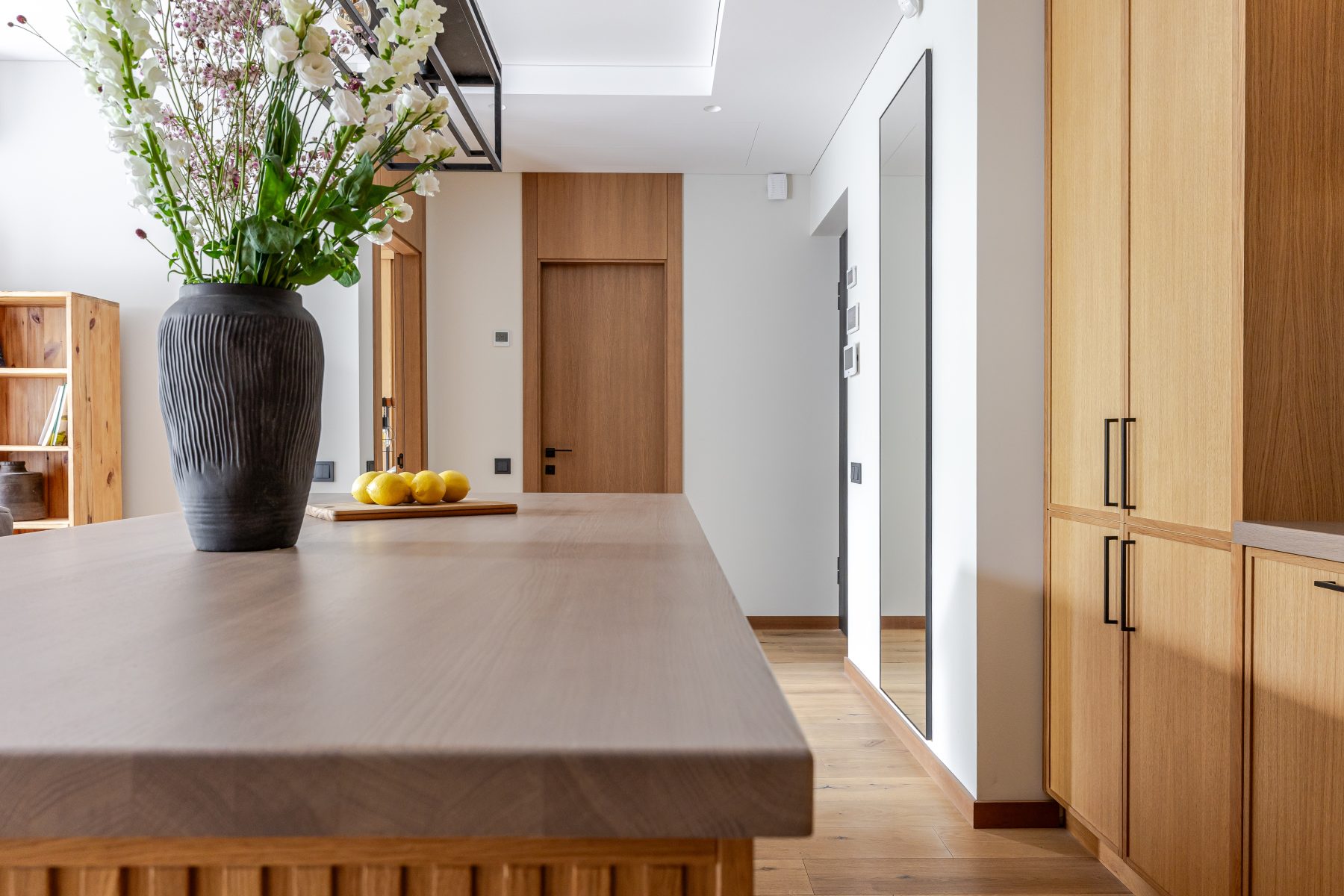 Virtuvė su medžio apdaila ir pilnai integruota technika