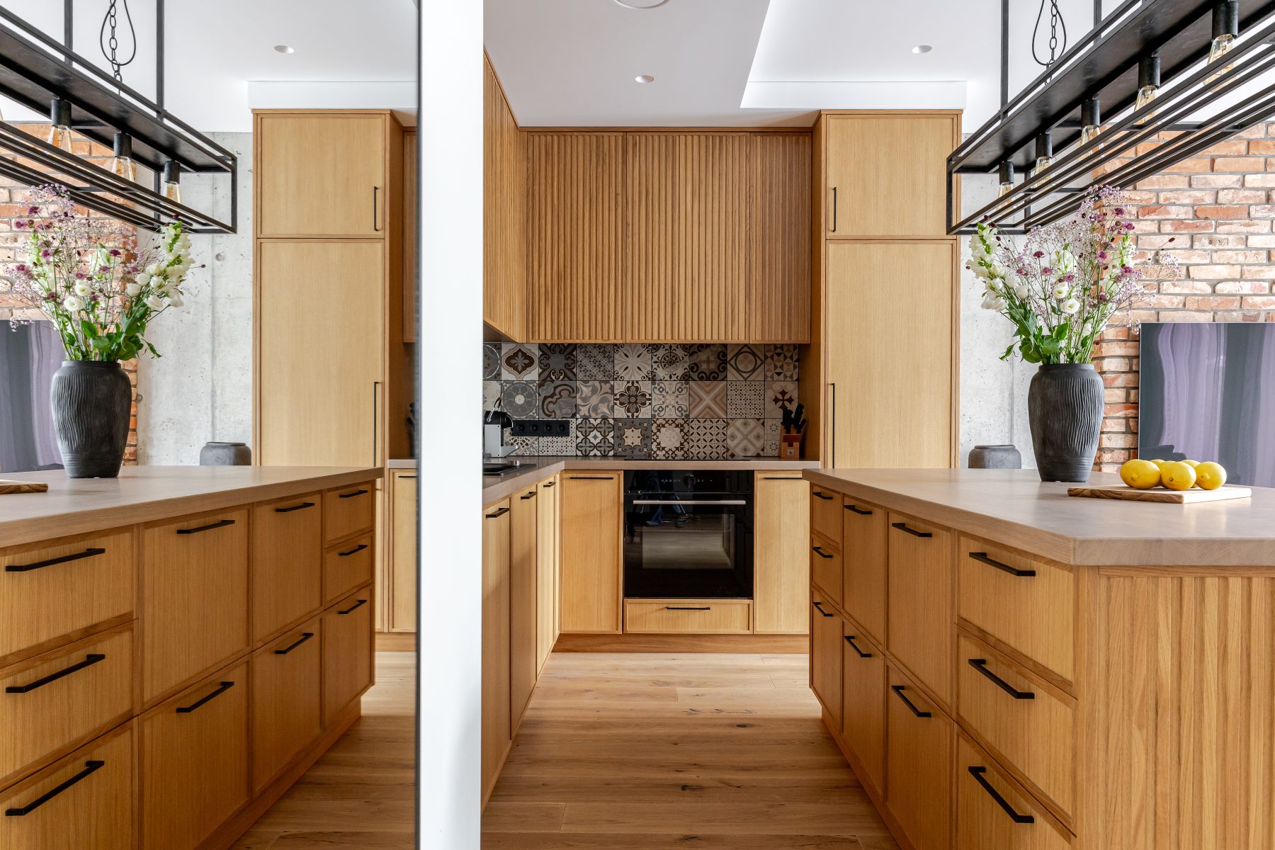 Virtuvė su medžio apdaila ir pilnai integruota technika