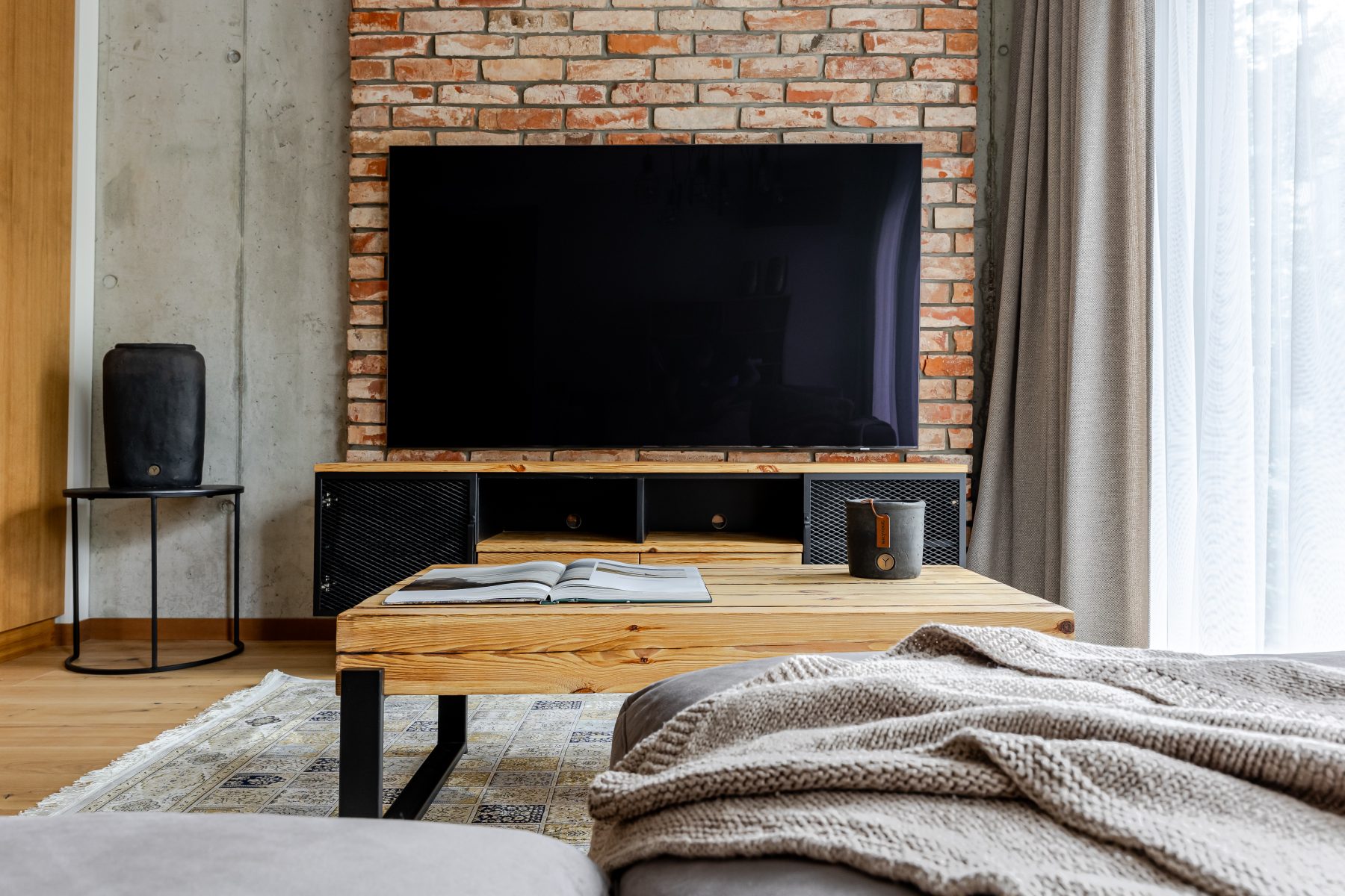 Moderni svetainė su dizaino baldais ir jaukia atmosfera