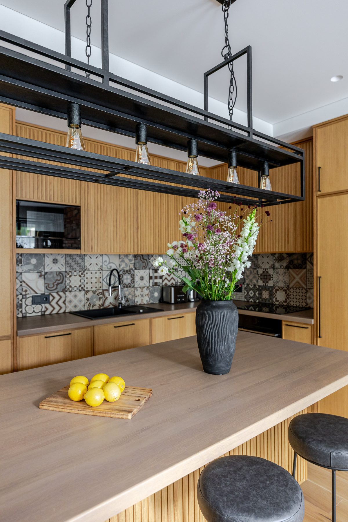 Virtuvė su medžio apdaila ir pilnai integruota technika