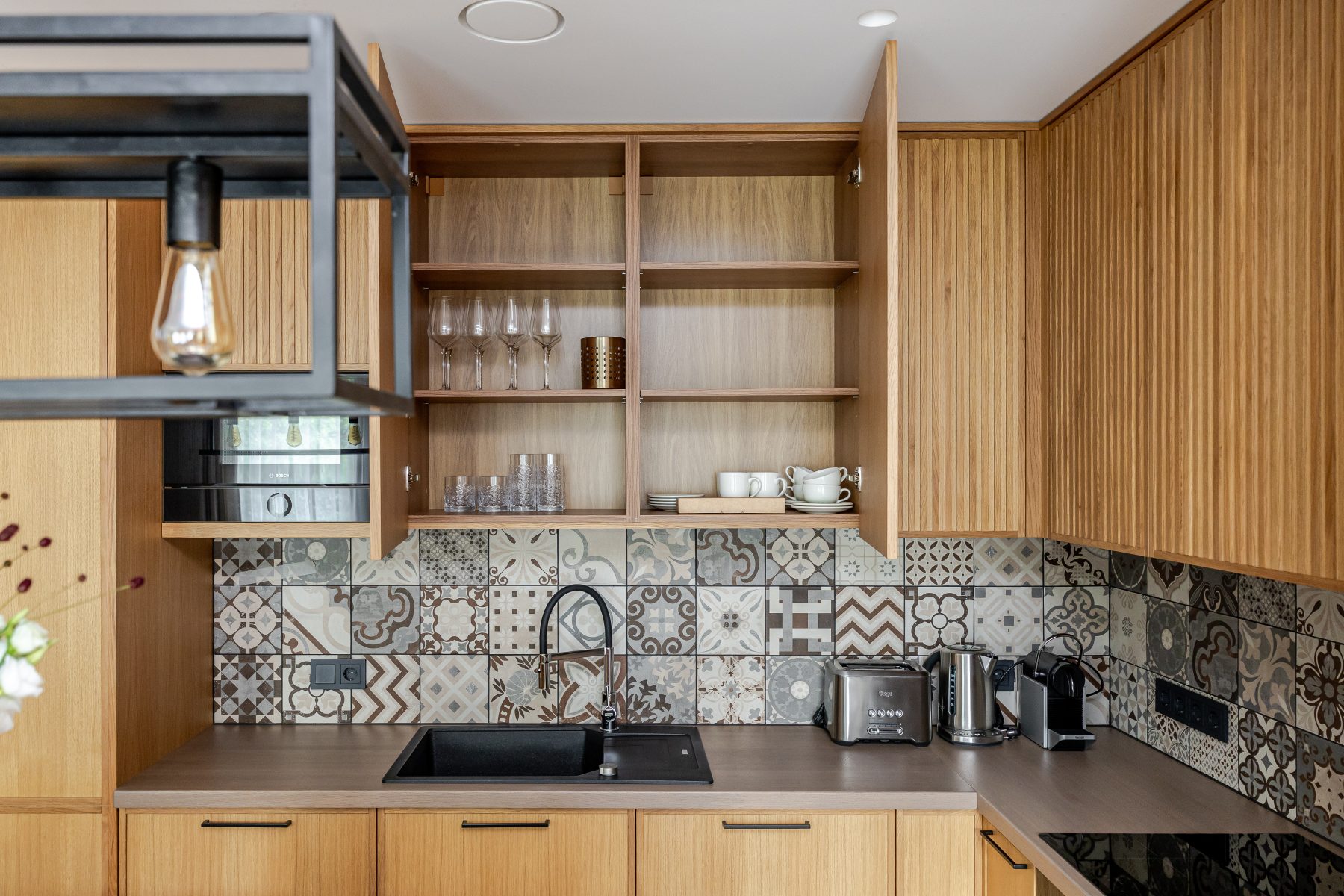 Virtuvė su medžio apdaila ir pilnai integruota technika