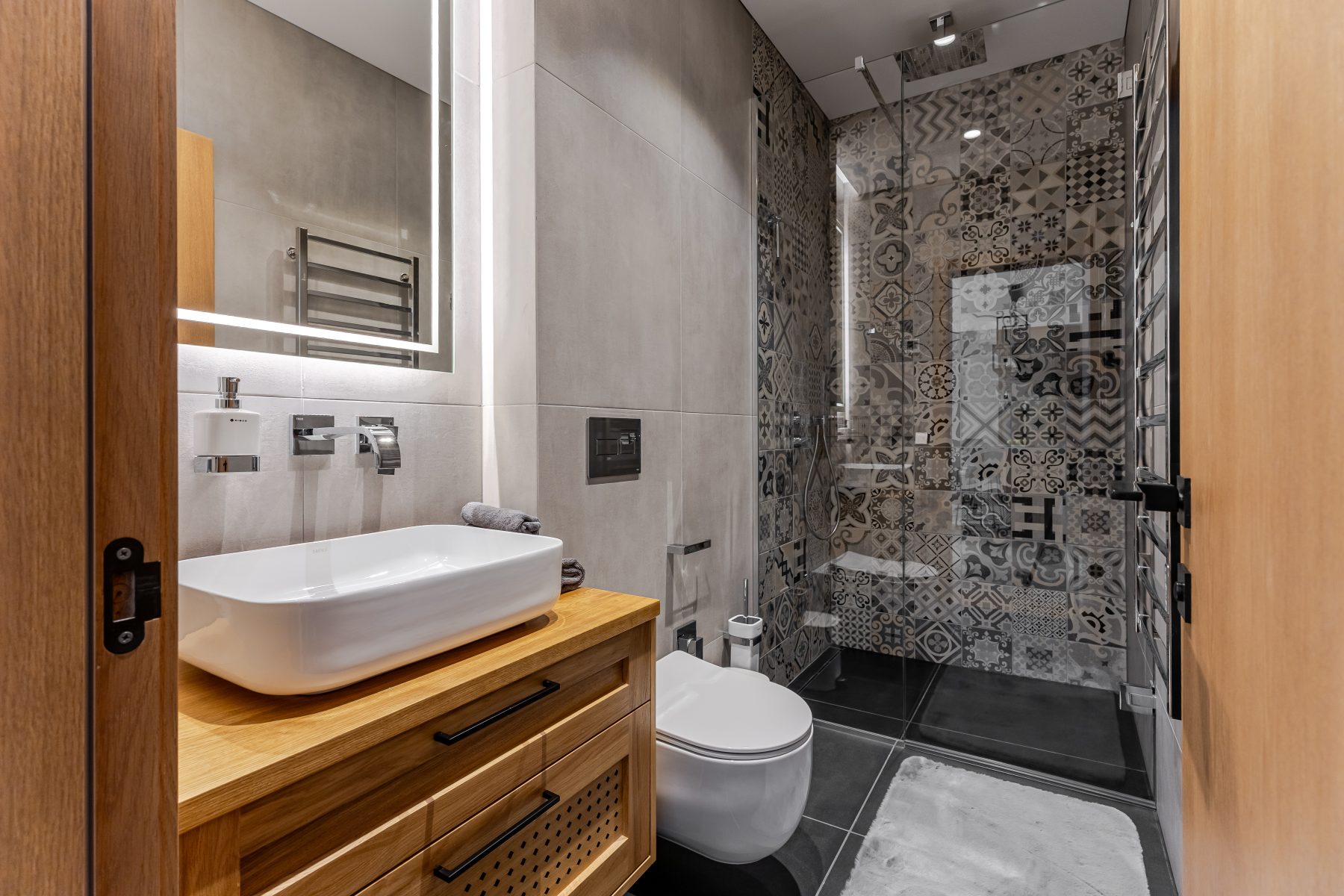 Vonios kambarys su šiuolaikine santechnika ir plytelėmis