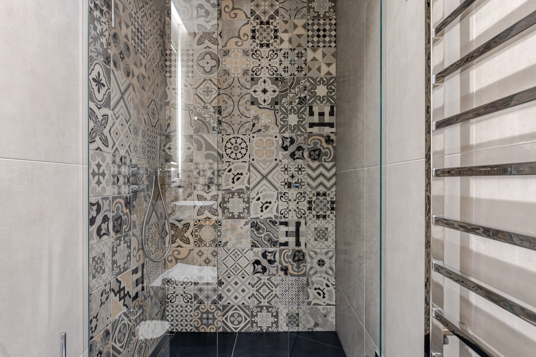 Vonios kambarys su šiuolaikine santechnika ir plytelėmis