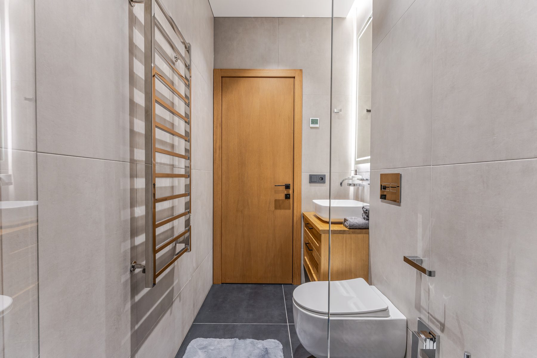 Vonios kambarys su šiuolaikine santechnika ir plytelėmis