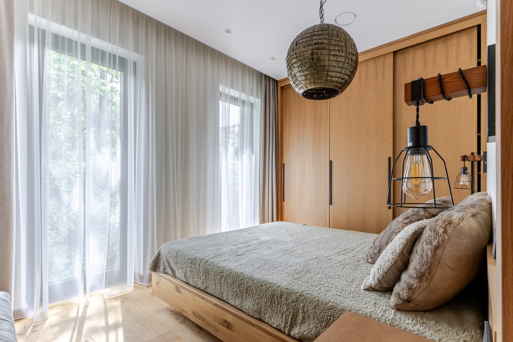 Miegamasis su dvigule lova ir natūraliu apšvietimu