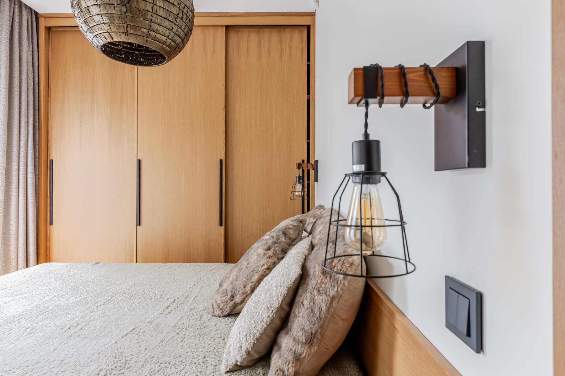 Miegamasis su dvigule lova ir natūraliu apšvietimu