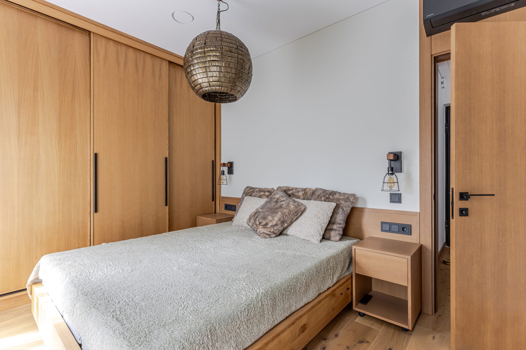 Miegamasis su dvigule lova ir natūraliu apšvietimu