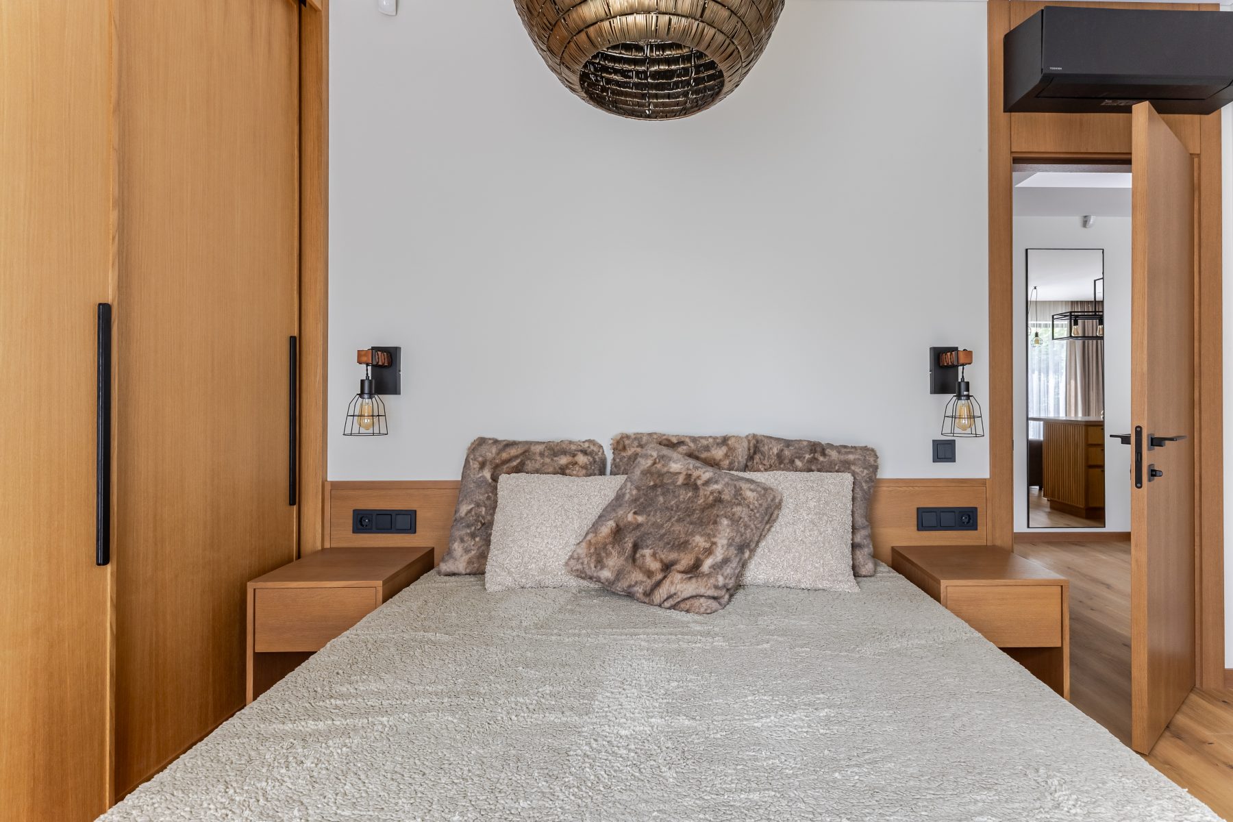 Miegamasis su dvigule lova ir natūraliu apšvietimu