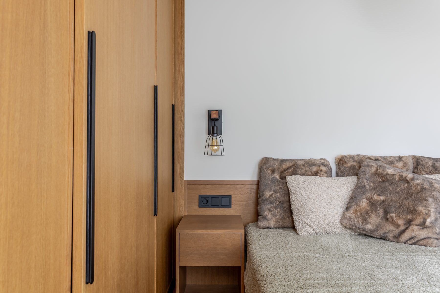 Miegamasis su dvigule lova ir natūraliu apšvietimu