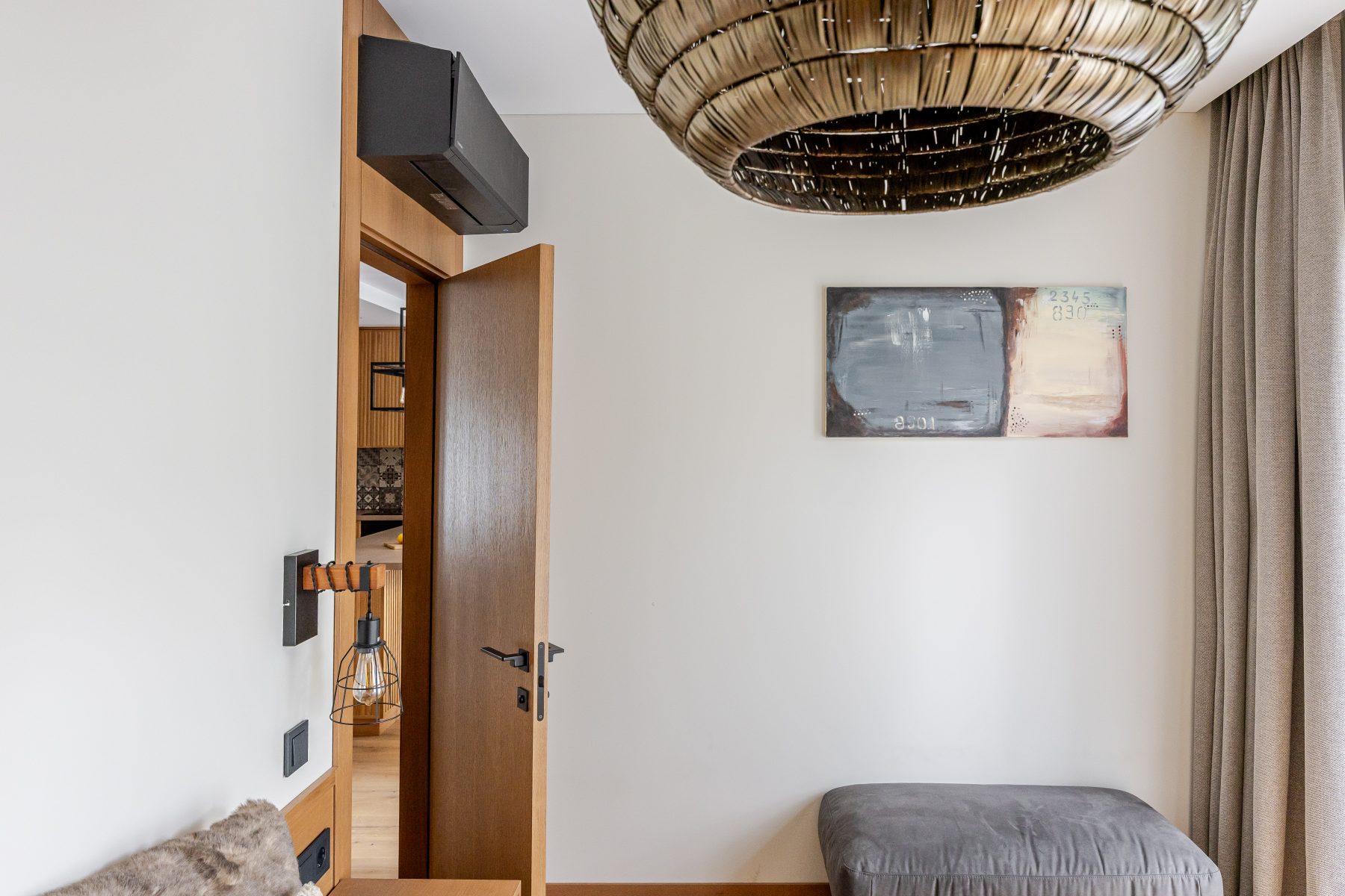 Miegamasis su dvigule lova ir natūraliu apšvietimu