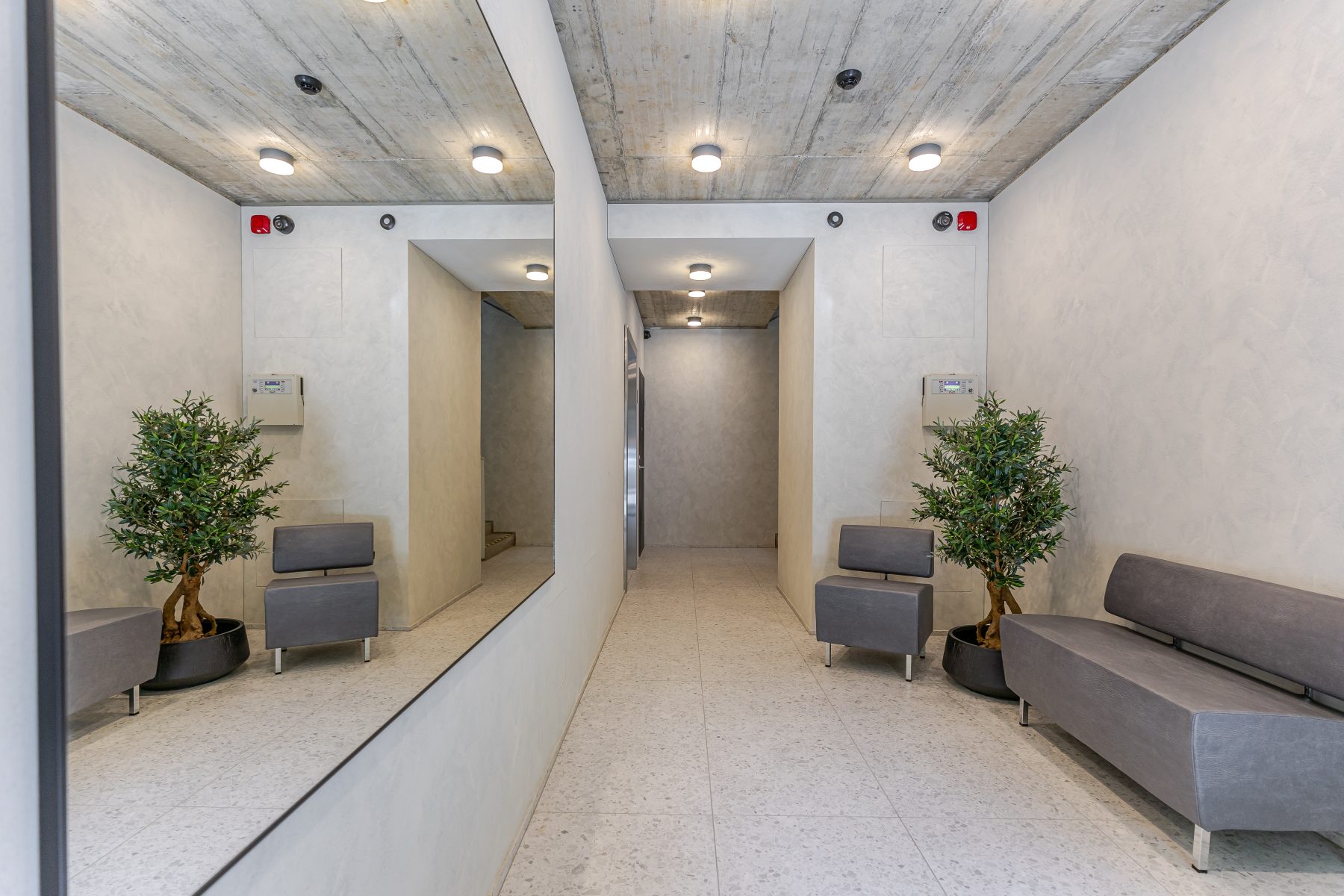 Minimalistinis koridorius su natūralios apdailos elementais