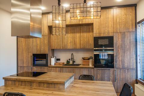 Moderni svetainė su sofa ir valgomojo erdve