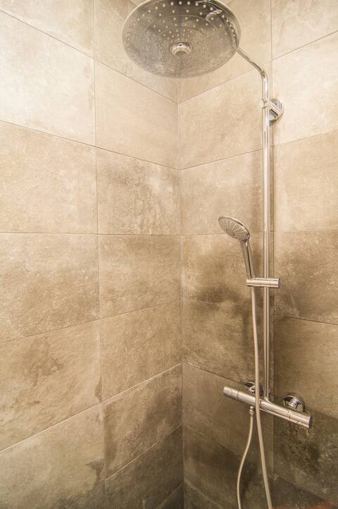 Modernus vonios kambarys su dušu