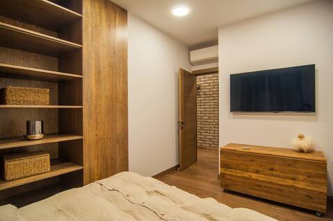 Komfortiškas miegamasis su moderniu interjeru