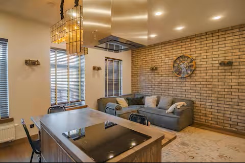 Moderni svetainė su sofa ir valgomojo erdve