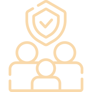 Trijų žmonių su skydu ir kontroliniu ženklu virš jų, simbolizuojančiu šeimos ar grupės apsaugą, saugumą ar saugą, kontūrinė piktograma. Paveikslėlyje, idealiai tinkančiame pagrindinio puslapio dizainui, šviesiame fone pavaizduotos paprastos suapvalintos linijos.