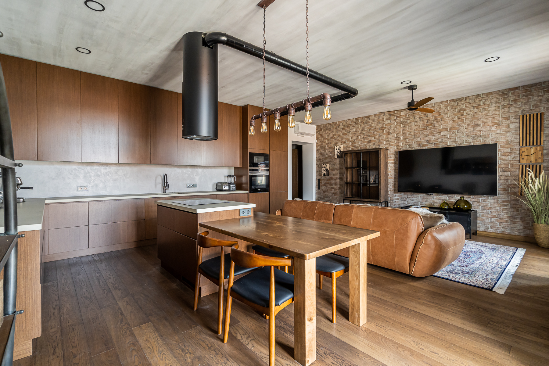 Moderni svetainė su dizaino baldais ir natūraliomis medžiagomis