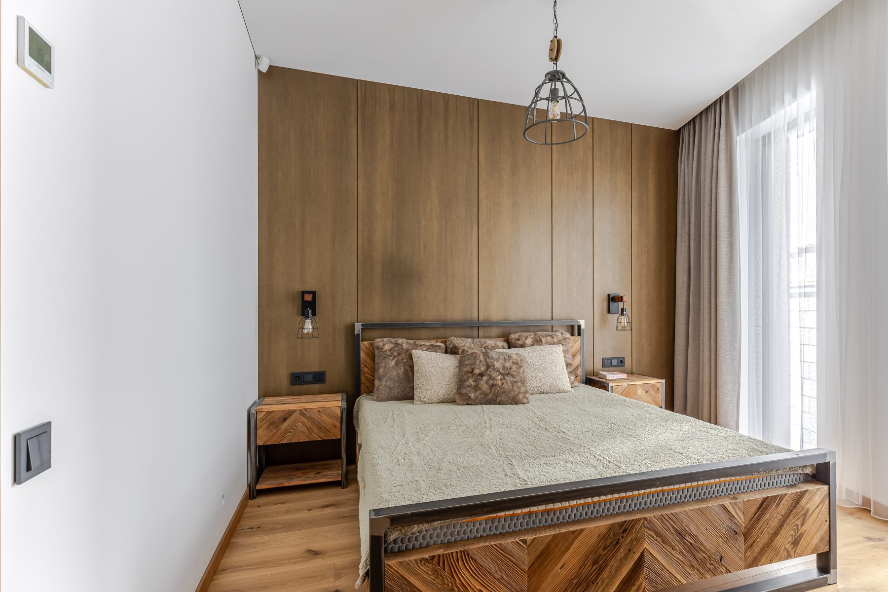 Modernus miegamasis su minimalistiniu dizainu