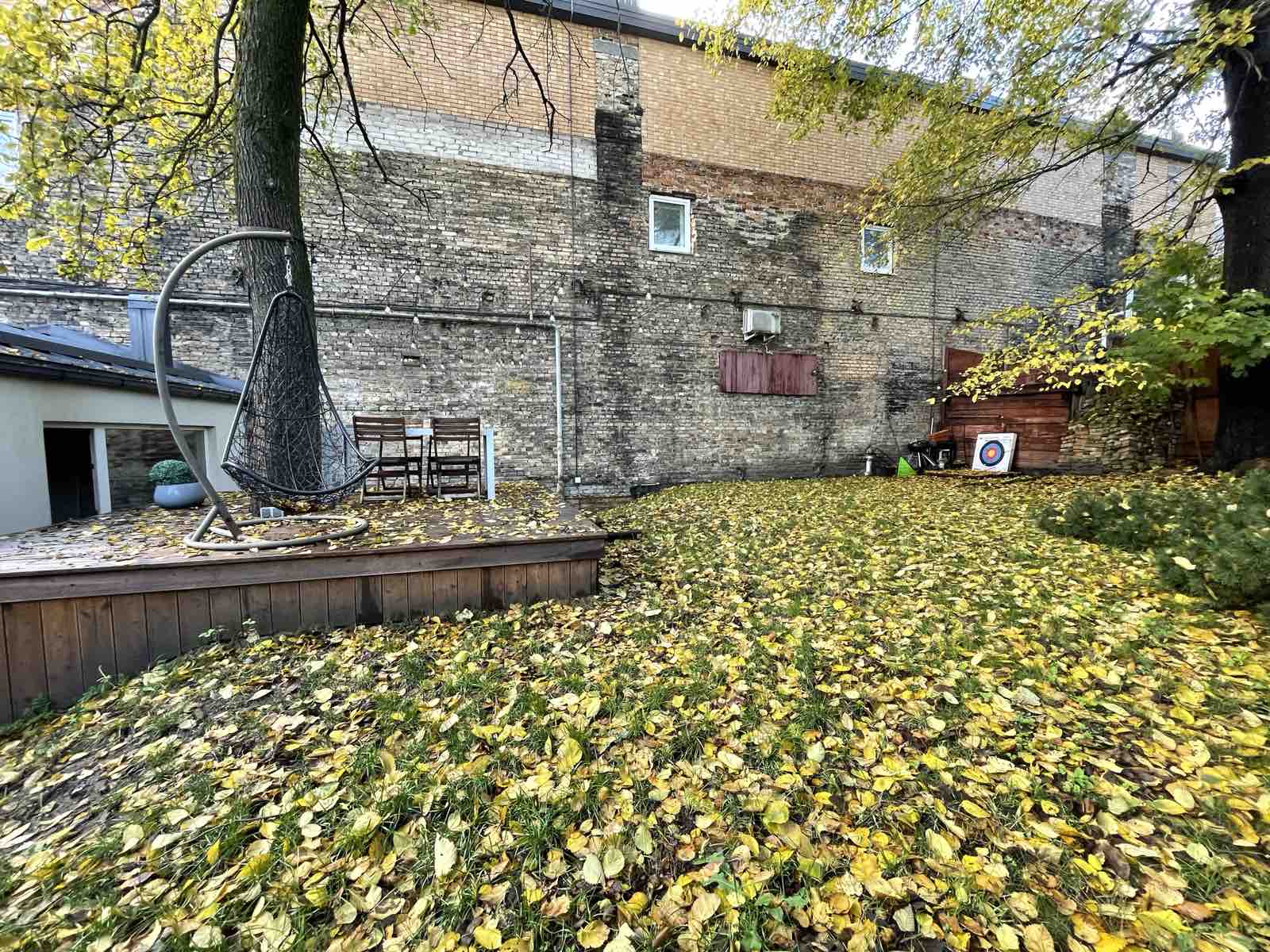 Modernus loft tipo butas su kiemeliu