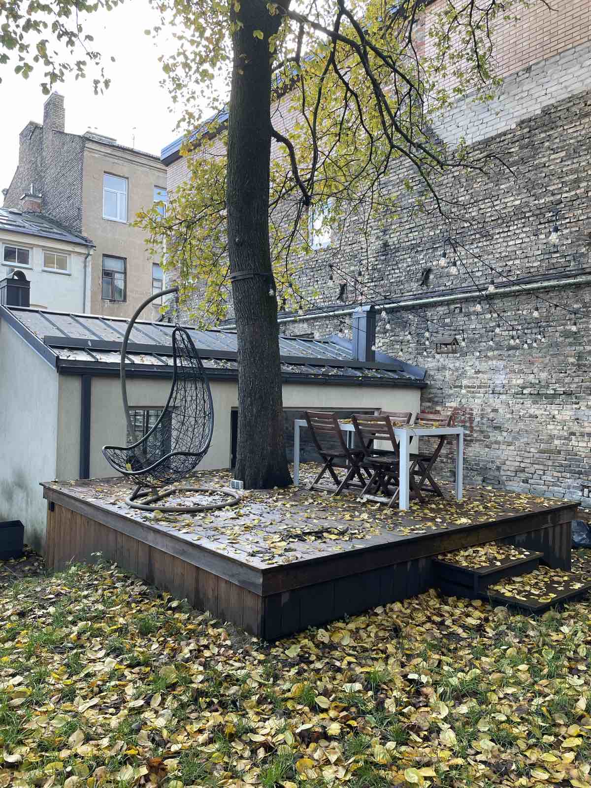 Modernus loft tipo butas su kiemeliu