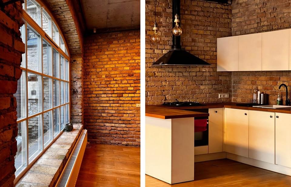 Modernus loft tipo buto interjeras su antru aukštu ir plytų sienomis